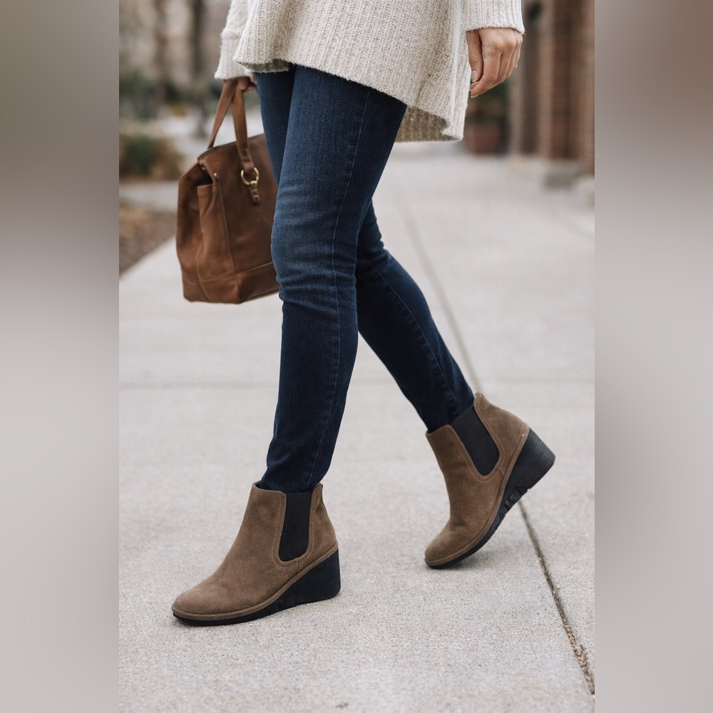 FLY London Suede Chelsea Boot in Taupe 38